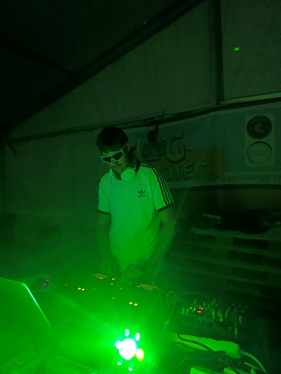 Vissie G mixing under green light